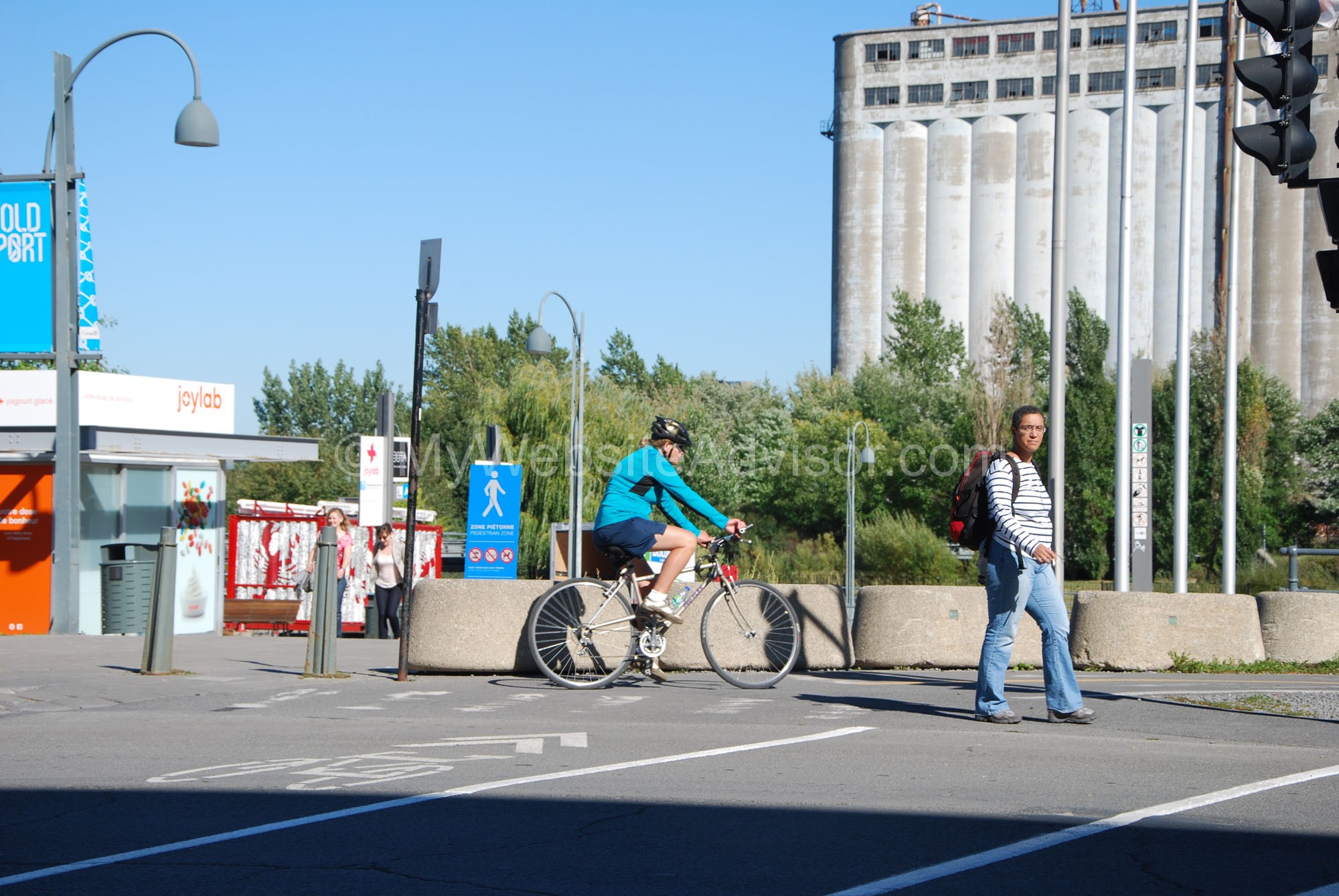 Il manque des liens essentiels, à Montréal, pour en faire un paradis du navetteur. Notre photo: angle McGill/de la Commune, une conception dangereuse! (photo: Stéphane Desjardins)